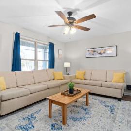 2 Homes Side-by-Side- Sleeps 14 - Near Downtown, Hotel in Clarksville