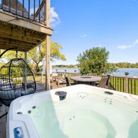 Lakefront Retreat with Hot Tub, hotel in Salem Oaks