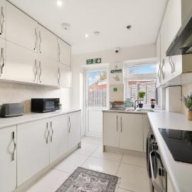 Stylish 6-Bed near Heathrow & London, hotel a Isleworth