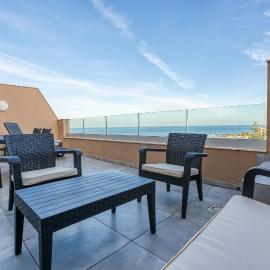 Coastal Charm Apartments in Marsaskala opposite Beach !, hotel in Marsaskala