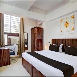 Hotel Vijai Square, хотел в Prayagraj
