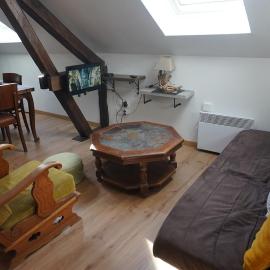 Appartement Le Séjour des Hobbits avec 2 places de parking privé intérieur gratuit, Hotel in Beuvrages