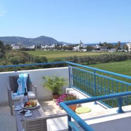HORIZON-Amazing location, Sea&Nature View, 2BR,Large Balcony, hôtel à Prodhromi