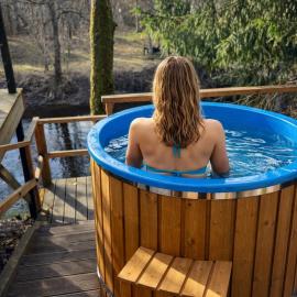 Guest House Jugland with Private Sauna Hot Tub and River Access Near Riga, hotel di Bajāri