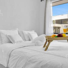 Luxe APT next to the Airport - Wifi, pool, AC, hotel in Las Flores
