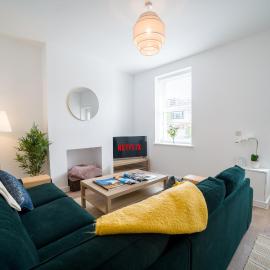 Newly Renovated Spacious Home with Free Parking, hotell i Heapey