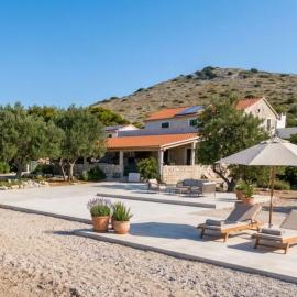 Seafront Villa in Kornati Private Terrace and Direct Beach Access, Hotel in Kornati