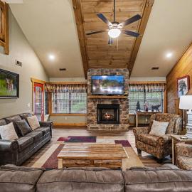 Ivie Holler – Cozy 3-Bed Mountain Chalet with Game Room, Hot Tub, Resort Pool
