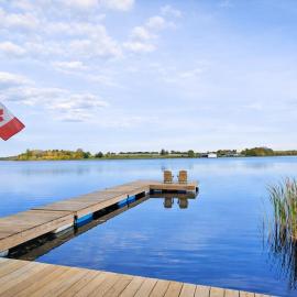 Lake Scugog Waterfront Escape with Fire Pit, Canoes & Kayaks and Games