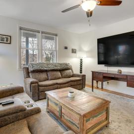 Spacious Chicago Group Home! Walk to Train & Eats, hotel in Chicago