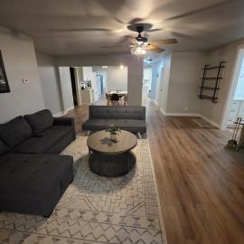 2 Bedroom with King Suite, Large Space, Pet Friendly, Steps from Downtown Jolie