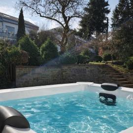 XL Eifel House für 14 Gäste mit Whirlpool, Wintergarten, mehreren Terrassen und Balkone sowie großen Garten, hotell sihtkohas Schleiden