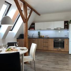 Prostorný apartmán blízko centra, hotel a Jičín