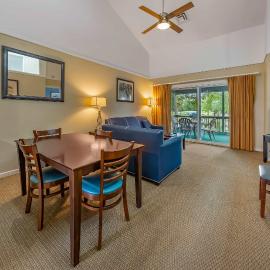 Lakefront Condo with Indoor Pool Hot Tub & Resort Access, hotel a New Bern