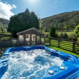 Dog-Friendly 5-Bedroom Retreat with Hot Tub - Pass the Keys