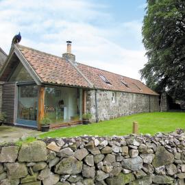 Tullibole Castle Longhouse, hotel in Crook of Devon