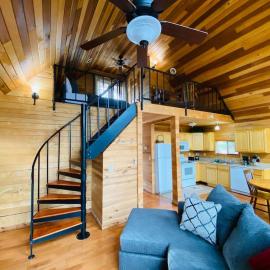 Mountain Chalet - Hot Tub - Centrally Located - RRG, hotel en Campton
