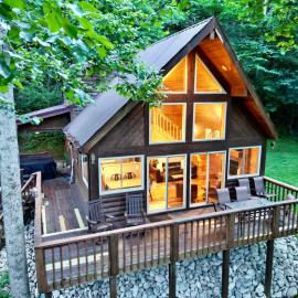 Mountain Spirit - Hot Tub - WiFi - RRG - Fire Pit - Located just 10 Min From Slade, hotel a Stanton