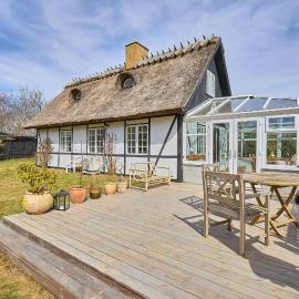 Thatched Cottage With Conservatory Near Beach, Hotel in Græsted