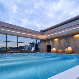 Phoenix Sky Pool Hotel-Newly Opened 2026 Free Pick-up Service Rooftop Infinity Pool Kids Playground On-site Café Near Fenghuang Scenic Area, hotel em Fenghuang