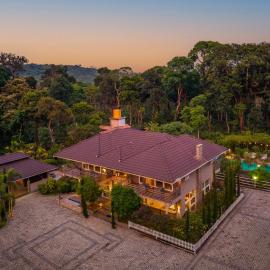 Stayvista at Coffee & Mist Luxury Retreat with Private Pool Coorg、Ponnampetのホテル
