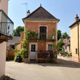 Le gîte des lauriers à Cormatin, מלון בCormatin