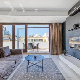 Sliema Stylish Penthouse with Jacuzzi, BBQ, Sundeck, hotel v destinácii Sliema