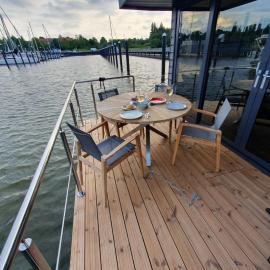 Seeadler Hausboot Deine Auszeit auf dem Wasser Hausboot festliegend mit 360Grad Dachterrasse, 2 Badezimmer, 2 Hunde, hotell i Stralsund