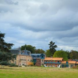 Chateau le Quesnoy, hotel in Chevrières