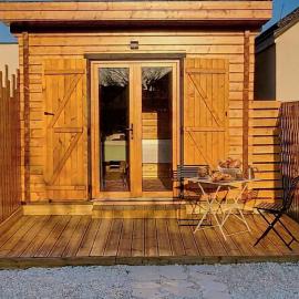 Chalet Cozy au calme avec terrace, parking et proche Orléans, Hotel in Saran