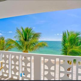 Relax and Unwind at the Colony!, hotel a Key Colony Beach