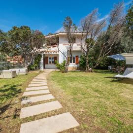 Viesnīca Stunning Villa - private garden - front beach- free parking pilsētā Solanaza