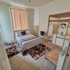 Warm & Welcoming 2-Bed Flat with free parking