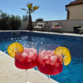 Vila VivaVir with 2x E-Scooter, private Pool & Grill, hotel a Vir