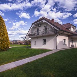 House Nizka & Apartments