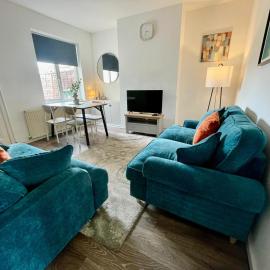 Petal House, Gloucester - Large, Spacious and charming