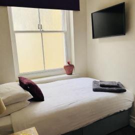 Bed for the night, Close to Beach, Shops , Train, hotel in St. Leonards