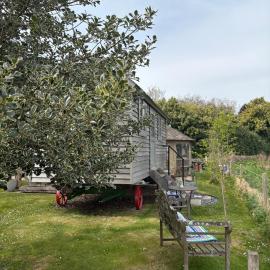 Meadow views Shepherd Hut at Goodwood!، فندق في Westhampnett