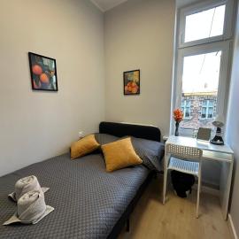 MMRent Orange Room