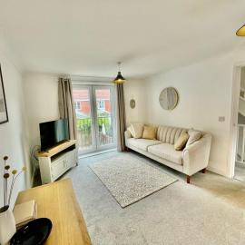 Rosebay Gardens, Cheltenham - Delightful, charming and very spacious 4BR Retreat, hotel in Golden Valley