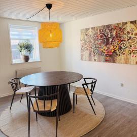 Dejlig hus i hjertet af Varde med egen Terrasse og alt du behøver som håndklæder og sengelinned, hotell i Varde