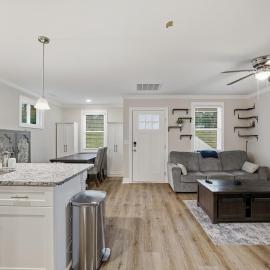 Chic Modern Newton Retreat Steps to Downtown, hotel u gradu Newton