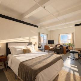 Westown Studio Apt Near Fiserv, Baird, and Theater District