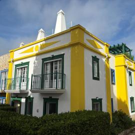 V4 Praia Verde - 8 to 11 People, 5 min beach walk, hotel di Praia Verde
