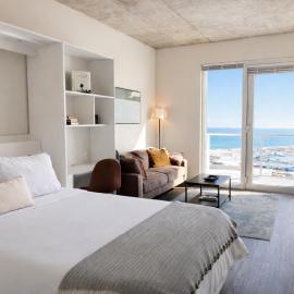 Luxury Penthouse Apt Near Brady St with Balcony and Lake View, hotel a Milwaukee