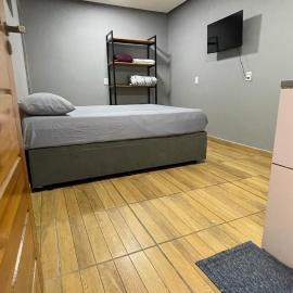 Quarto privativo com banheiro 15min do Aeroporto GRU Wi-Fi e TV, hotel in Guarulhos