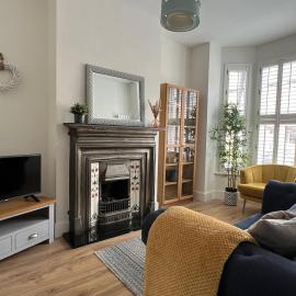 Modern 3-Bed Home - Walk to Town & Metro - Sleeps 7