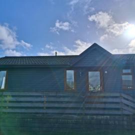 3 bedroom lodge with hot tub with amazing views, Hotel in Balminnoch