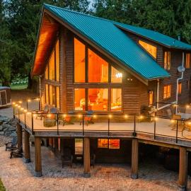Luxury Riverfront Estate Hot tub views-Ideal for large groups or Family Getaways, Hotel in Concrete