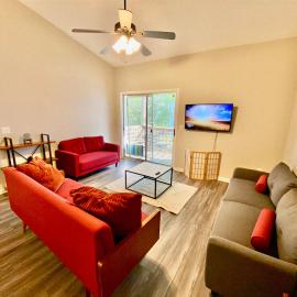 Modern Top-Floor Loft-Pool, Balcony & Garden View!